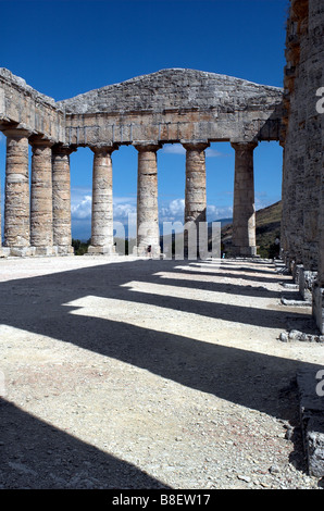 Temple dorique de Ségeste en Sicile Italie Tripani avec ombres de colonnes Banque D'Images