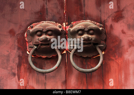 Tête de lion ancienne poignées de fer sur une porte du temple à Changshu, Chine. Le temple bouddhiste est partagée par les deux et moine taoïste Banque D'Images