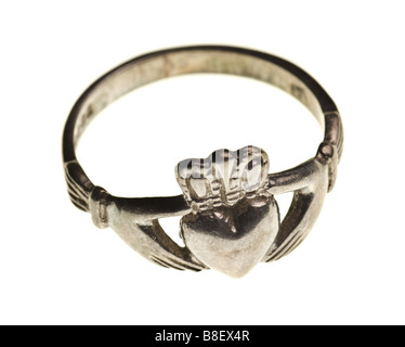 Vintage bague Claddagh traditionnel isolé sur un fond blanc, pur Banque D'Images