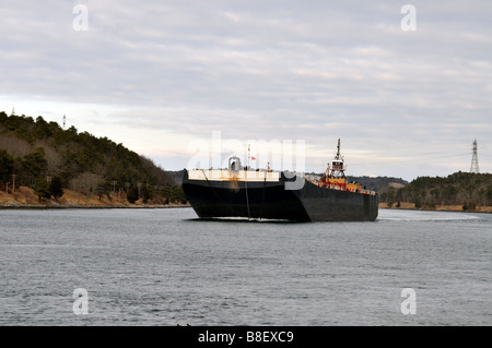 Barge, poussé dans Cape Cod Canal par temps nuageux nuageux jour gris sur la tête à venir Banque D'Images