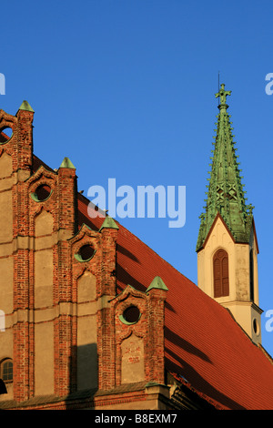 Coucher de soleil ombres sur le toit de l'église Saint-Jean, à Riga, Lettonie Banque D'Images