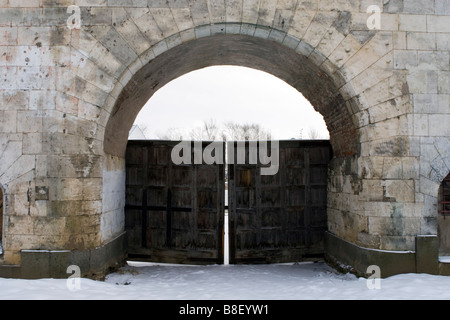 Ancien monasterium gateway fermé. Banque D'Images