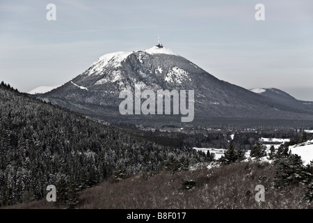 En hiver, le "Puy de Dôme" volcano (Puy de Dôme - France). Le volcan du Puy-de-Dôme, en hiver (Puy-de-Dôme 63 - France). Banque D'Images