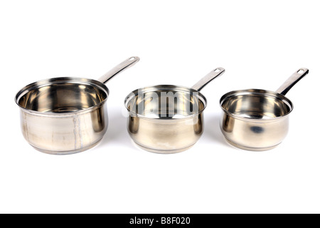 Trois casseroles sans couvercle en acier inoxydable sur un fond blanc. Banque D'Images