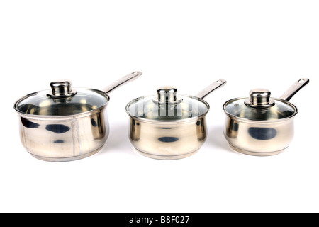 Trois casseroles en acier inoxydable avec couvercle en verre sur un fond blanc. Banque D'Images