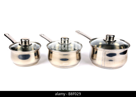 Trois casseroles en acier inoxydable avec couvercle en verre sur un fond blanc. Banque D'Images