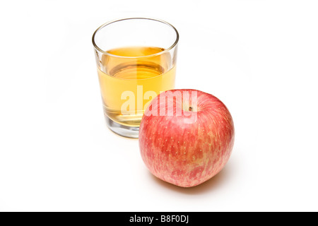 Verre de jus de pomme avec un fuji apple isolated on a white background studio Banque D'Images