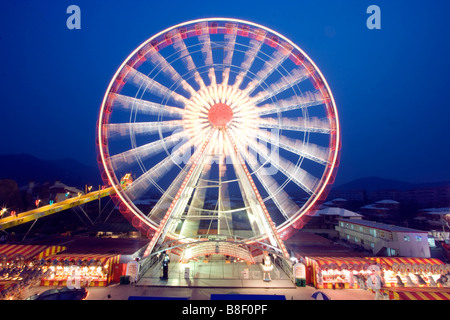 Une vue aérienne d'une grande roue dans un parc d'attractions Banque D'Images