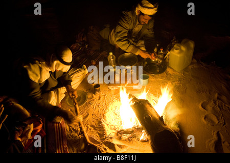 Trois hommes bédouins autour d'un feu de camp en Egypte Banque D'Images