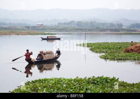 Personnes dans un bateau sur le lac de Kaptai à Rangamati, Bangladesh Banque D'Images