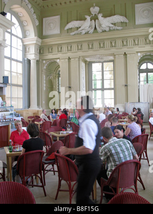 Occupé à l'intérieur de la chapelle du château de Schönbrunn Cafe, près de Vienne, Autriche Banque D'Images