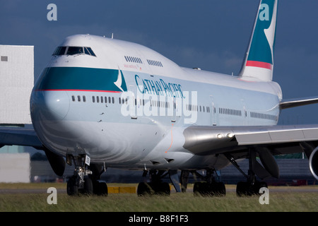 Cathay Pacific Airways Boeing 747-467 roulement au départ à l'aéroport Heathrow de Londres. Banque D'Images