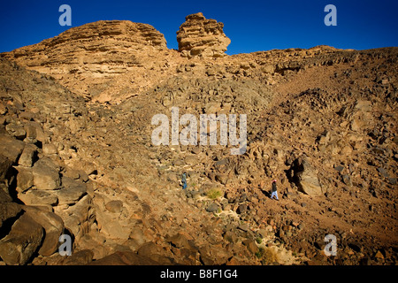 Deux petites figures dans un paysage de désert en Égypte Banque D'Images