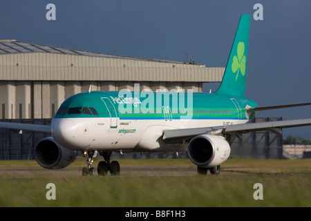 Aer Lingus Airbus A320-214 le roulage pour le départ à l'aéroport Heathrow de Londres. Banque D'Images