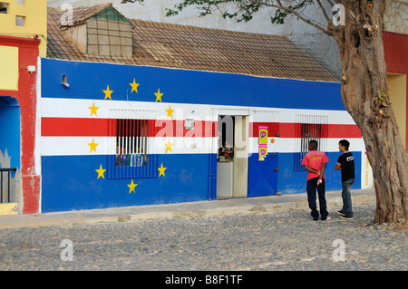 Bâtiment peint avec les couleurs du drapeau national, Sal Rei, Boa Vista, République du Cap-Vert Banque D'Images