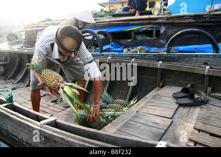 Vendeur d'Ananas au marché flottant de Can Tho. Can Tho, Delta du Mékong Vietnam Banque D'Images