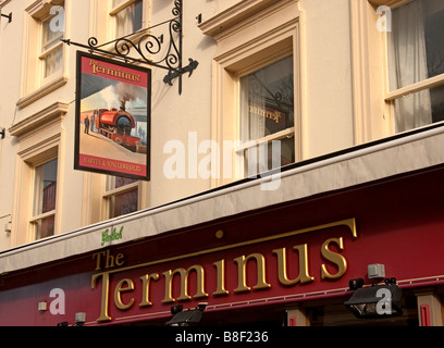 Le thème ferroviaire enseigne de pub à Eastbourne Banque D'Images