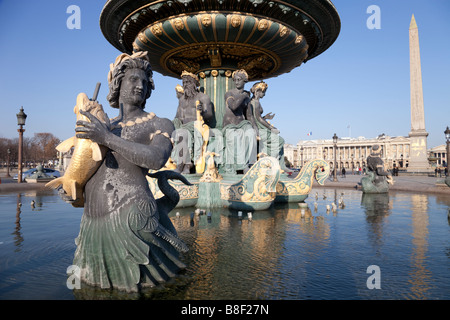 La fontaine des Mers fontaine dans la place de la Concorde, Paris, avec l'Obélisque de Louxor en arrière-plan Banque D'Images