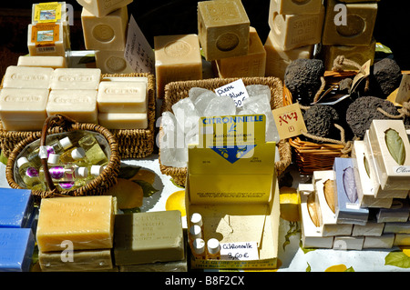 Articles de toilette et du savon pour la vente, l'Orange, Provence, France. Banque D'Images