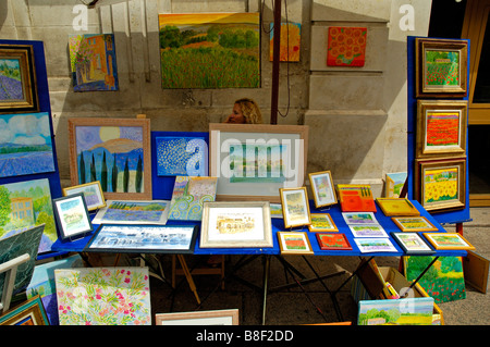 Peintures à vendre sur un stand, Avignon, Provence, France. Banque D'Images