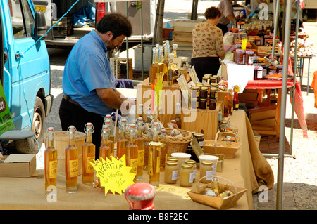 Décrochage du marché local (vente de truffes et produits de truffe, miel etc.), Brantome, Dordogne, France. Banque D'Images