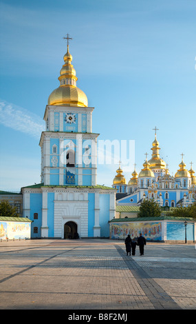Matin Mykhailiv'ska scène carré avec vue sur Mykhailiv'skyj Sobor cathédrale orthodoxe chrétienne (centre-ville de Kiev, Ukraine) Banque D'Images
