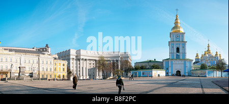 Matin Mykhailiv'ska scène carré avec vue sur Mykhailiv'skyj Sobor cathédrale orthodoxe chrétienne (centre-ville de Kiev, Ukraine). Banque D'Images