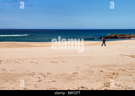 Randonneur solitaire marche sur la plage isolée de Sandwood bay uk en Ecosse Banque D'Images