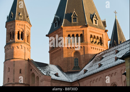 La neige sur le toit de la cathédrale Saint-Martin de Mayence, Allemagne Banque D'Images