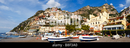 Vue panoramique sur la plage de Positano avec bateau de pêche et la falaise chambres du Caost Positano, Amalfi, Italie Banque D'Images