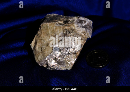 Beryl avec cristaux de muscovite. Banque D'Images