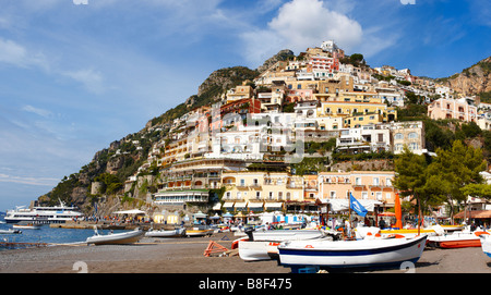 Vue panoramique sur la plage de Positano avec bateau de pêche et la falaise chambres du Caost Positano, Amalfi, Italie Banque D'Images