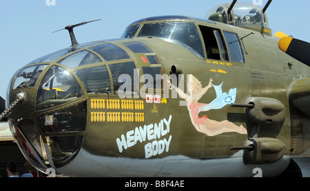 North American B-25 Mitchell bombardier moyen bimoteur avec nez 'art' corps céleste se prépare à décoller. Banque D'Images