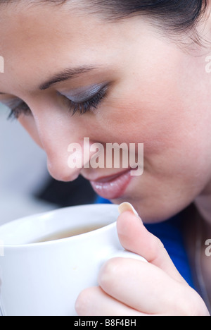 Close up of a woman drinking tea Banque D'Images