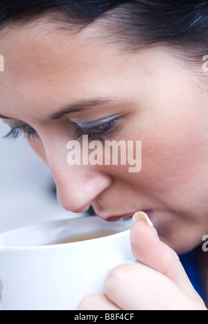 Close up of a woman drinking tea Banque D'Images