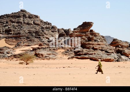 Rock formation in Dans Awiss avec un touareg Banque D'Images