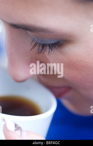 Close up of a woman drinking coffee Banque D'Images