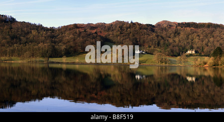 GRASMERE, CUMBRIA, Royaume-Uni - 23 AVRIL 2008 : Grasmere à l'aube avec réflexion Banque D'Images