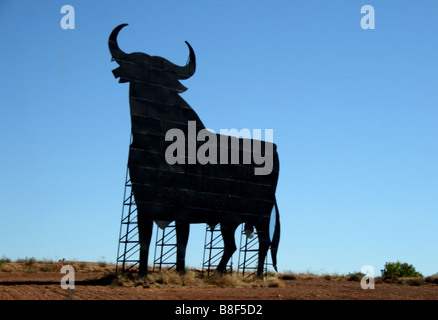 Un aperçu d'un taureau sur les paysages de l'Andalousie, espagne. Banque D'Images