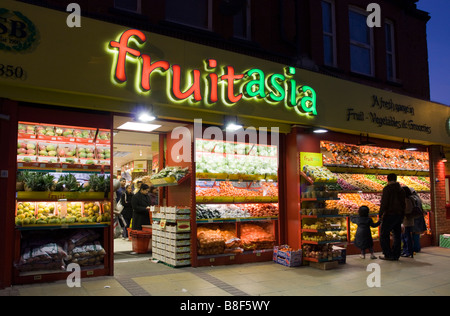 Fruitasia Asian green grocer Wembley Londres du nord UK Banque D'Images