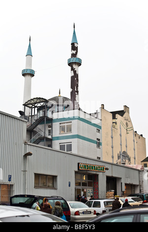 La mosquée Merkez Camii Centrum et Linde Bazar au centre-ville de Hambourg, Allemagne Banque D'Images