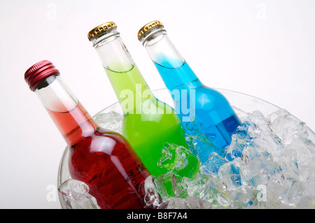 Trois bouteilles de verre à cocktail à demi couvert avec des cubes de glace Banque D'Images