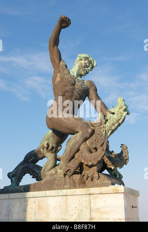 Aranyhid , Budapest Hongrie . Statue de Georges terrassant le dragon Banque D'Images