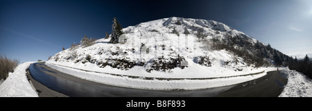 En hiver, le "Puy de Dôme" volcano (Auvergne - France). Le volcan du Puy-de-Dôme en hiver (Puy-de-Dôme - Auvergne - France). Banque D'Images