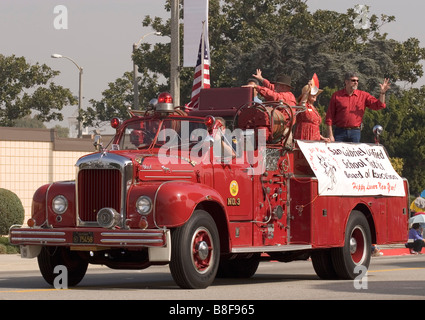 Les membres du Conseil de l'éducation en suspension vintage city fire truck dans le rapport annuel de célébration du Nouvel An chinois à Alhambra, Californie Banque D'Images