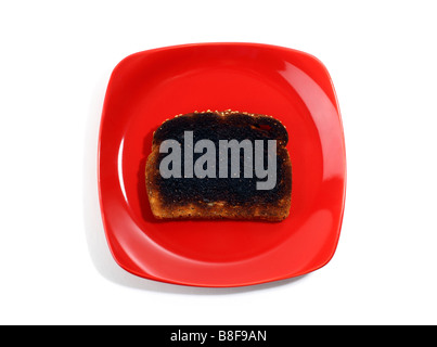 Burnt Toast sur plaque rouge Banque D'Images