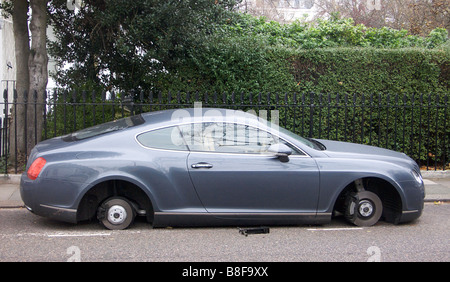 Bentley de luxe moins ses roues. Vol de roues. Banque D'Images