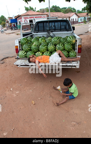 Une fille dort sur le dos d'un camion à vendre de l'eau melon 29 10 2008 Carolina Maranhao Brésil Banque D'Images