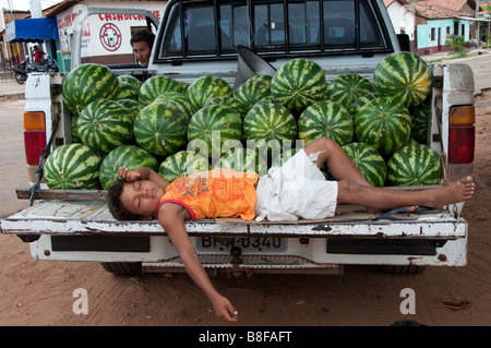 Une fille dort sur le dos d'un camion à vendre de l'eau melon 29 10 2008 Carolina Maranhao Brésil Banque D'Images