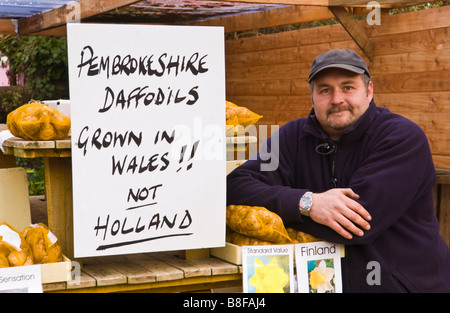 Vente de jonquilles gallois homme à petit jardin centre à Crickhowell Powys Pays de Galles UK Banque D'Images